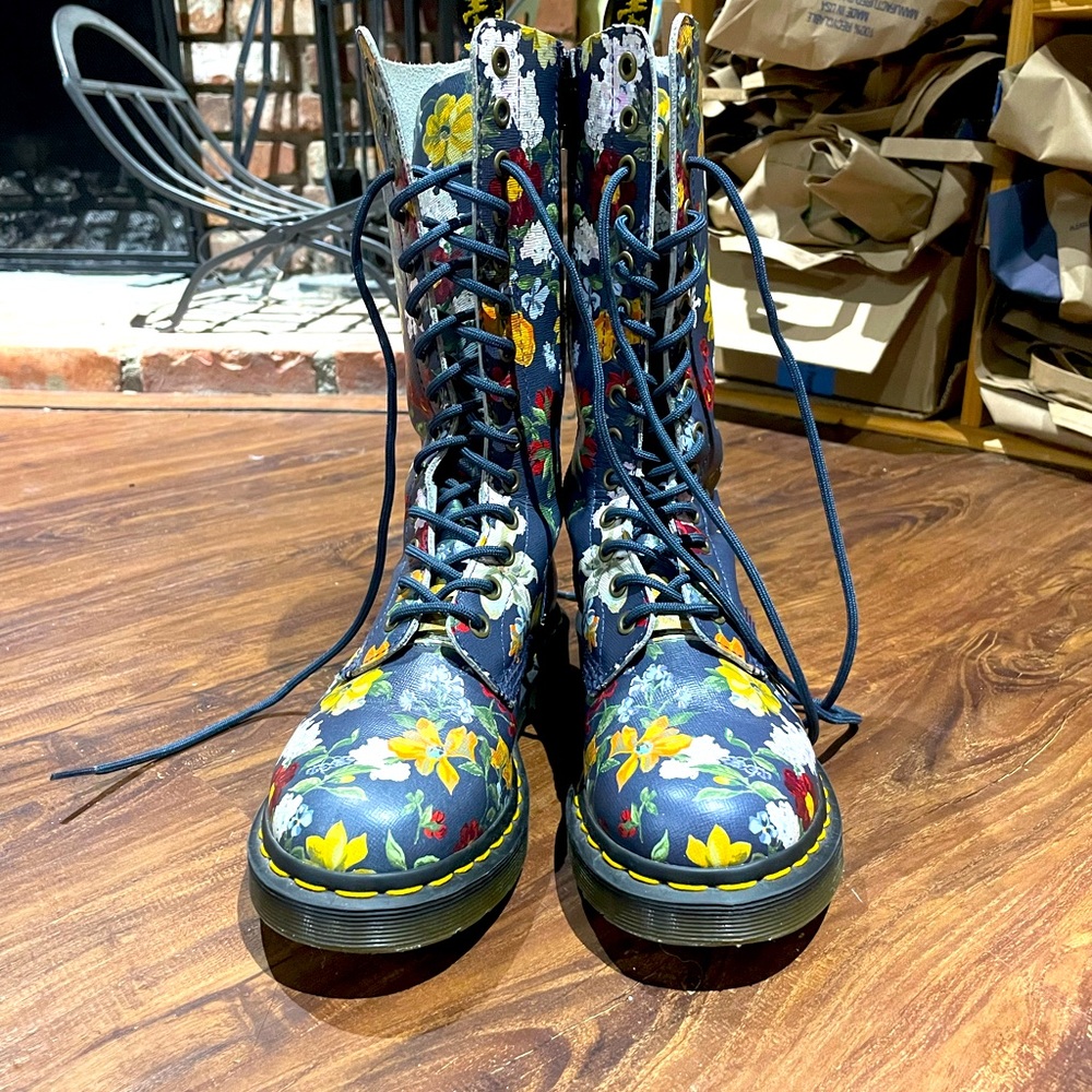 Dr. Martens flowers boots, women’s size 6 US flower print. Original.